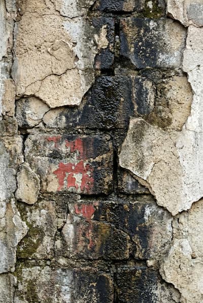 Restauration laser après incendie, retrait non-abrasif de suie et de traces de fumée sur brique, béton et bois